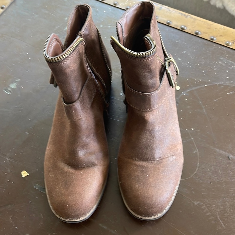Bass adorable brown leather ankle boots